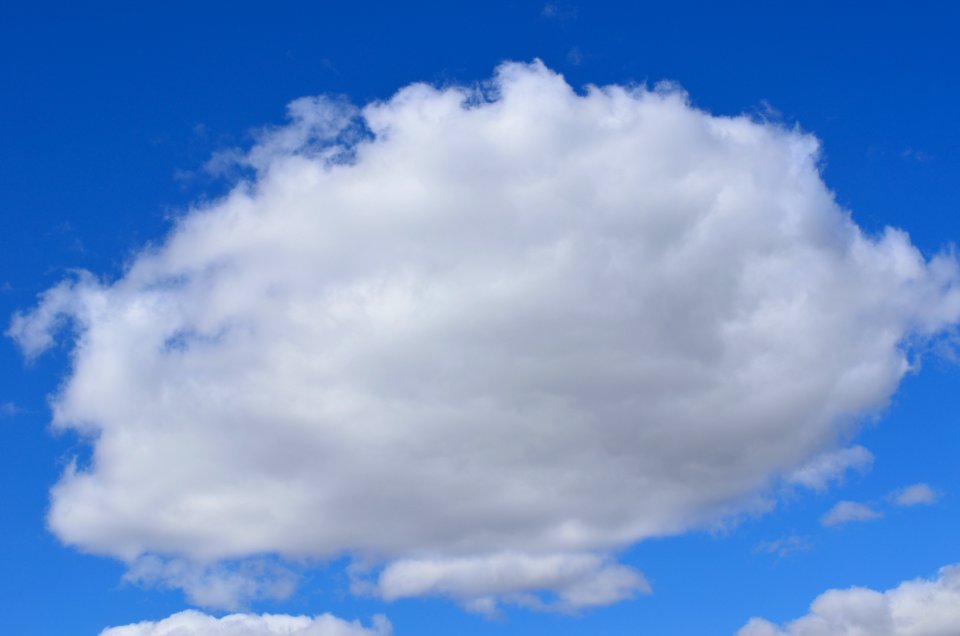 BlueSkyWhiteClouds10