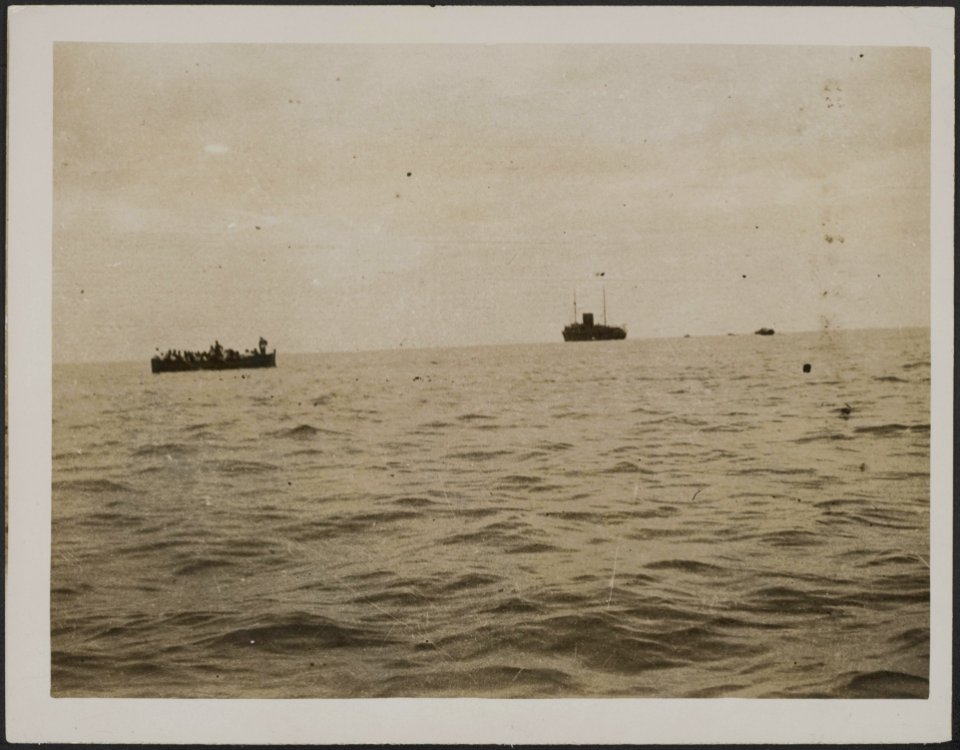 Boats full of passengers leaving the Arabia., Bestanddeelnr 158-1953