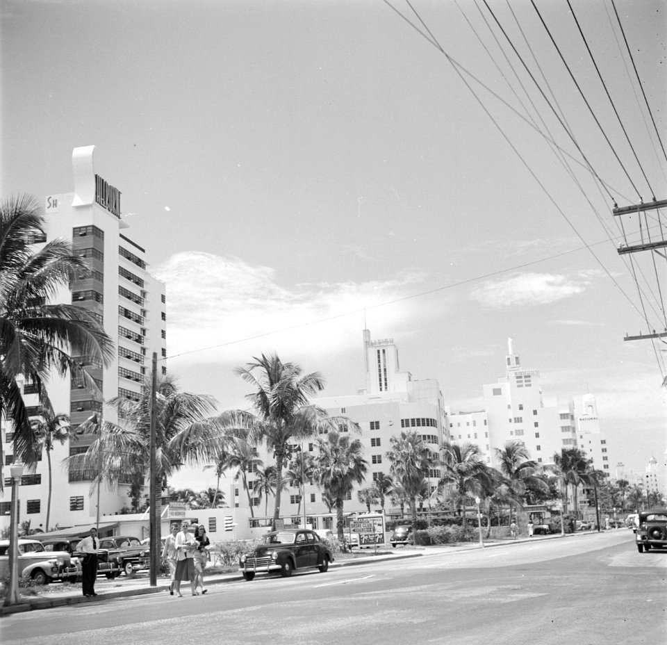 Boulevard in Miami Beach met het Shelborne Hotel, Bestanddeelnr 191-0788