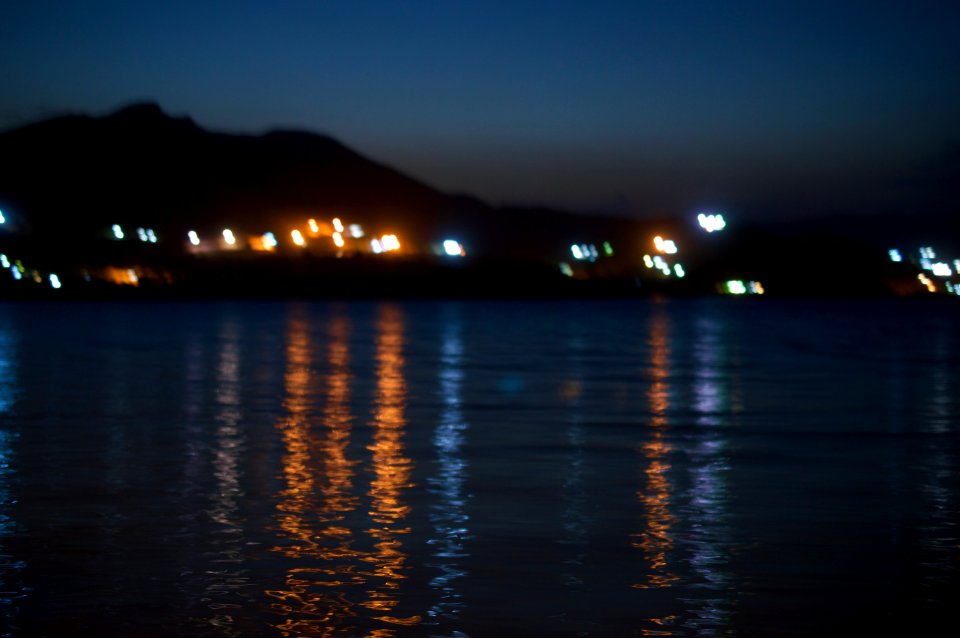 Blurry view of the Duhok Dam at night