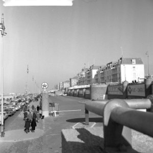 Boulevard Scheveningen op uit trekkenden bij warm weer, Bestanddeelnr 916-2211