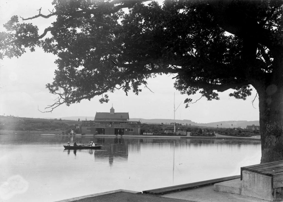 Boating pavilion and lake, Llandrindod (1294707)