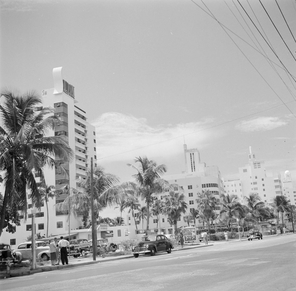 Boulevard in Miami Beach met het Shelborne Hotel, Bestanddeelnr 191-0778