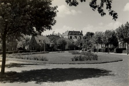 Bloemendaal, Alberdingk Thijmlaan. Aangekocht in 1950 van fotograaf C. de Boer. Identificatienummer 54-012705