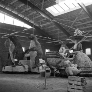 Bloemencorsos 1965, een van de praalwagens in de veilingshallen te Lisse, Bestanddeelnr 917-6824