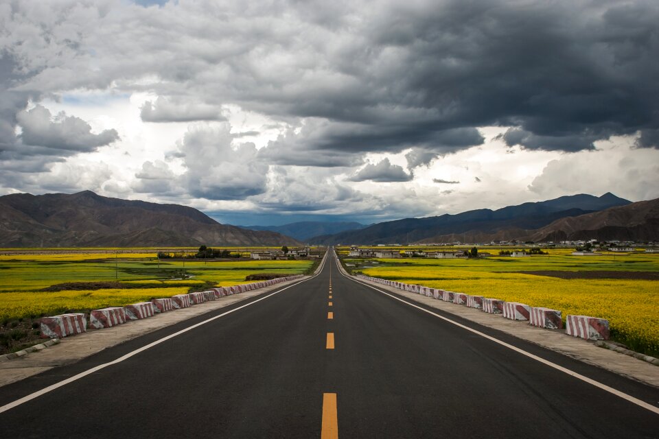 Clouds asphalt tibet