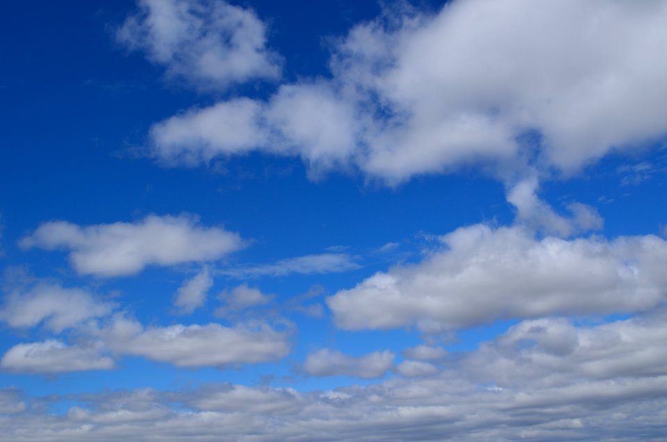 BlueSkyWhiteClouds15