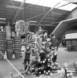 Bloemencorsos 1965, een van de praalwagens in de veilingshallen te Lisse, Bestanddeelnr 917-6820