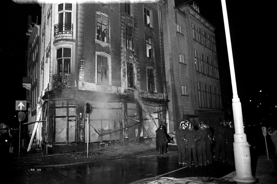 Bluswerkzaamheden tijdens de brand van een pand in de Paleisstraat, hoek Singel, Bestanddeelnr 925-5628
