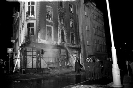 Bluswerkzaamheden tijdens de brand van een pand in de Paleisstraat, hoek Singel, Bestanddeelnr 925-5628