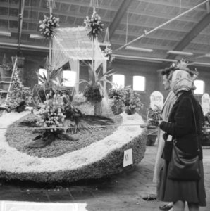 Bloemencorsos 1965, een van de praalwagens in de veilingshallen te Lisse, Bestanddeelnr 917-6823
