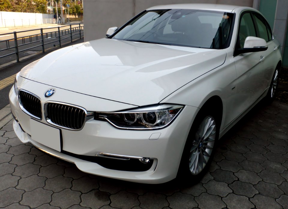 BMW 320i Luxury (F30) front