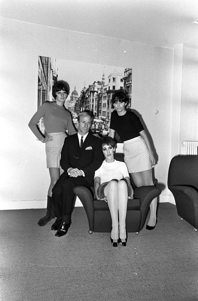 Bobby Charlton in gezelschap van drie mannequins, Bestanddeelnr 919-7193