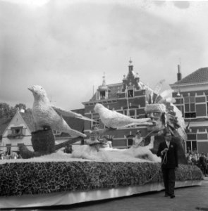 Bloemencorso te Zundert, praalwagen getiteld Symbool van de vrede, Bestanddeelnr 911-5641