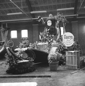 Bloemencorsos 1965, een van de praalwagens in de veilingshallen te Lisse, Bestanddeelnr 917-6822