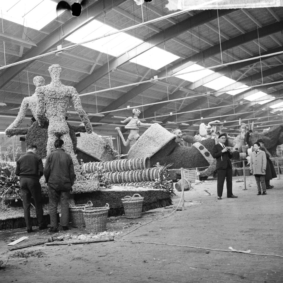 Bloemencorsos 1965, een van de praalwagens in de veilingshallen te Lisse, Bestanddeelnr 917-6821