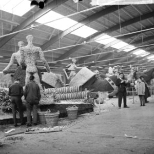 Bloemencorsos 1965, een van de praalwagens in de veilingshallen te Lisse, Bestanddeelnr 917-6821