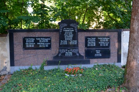 Bockenheim, Neuer Friedhof Grab 1a - 16-17 Deubel