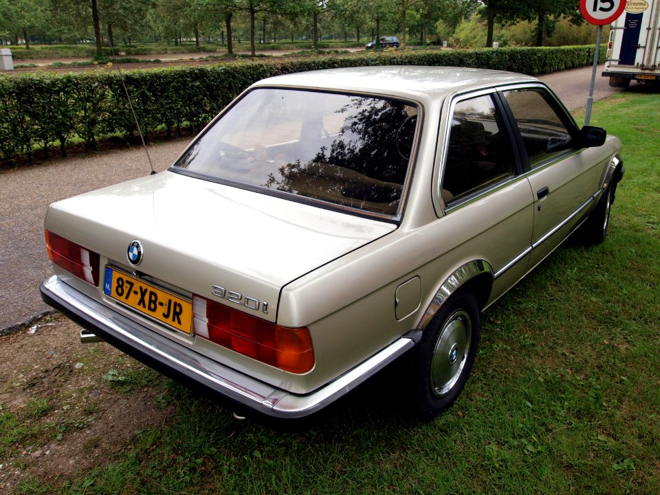 BMW 3slash1 at the Autotron, dutch licence registration 87-XB-JR p2