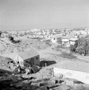 Bnei Brak. Gezicht over de stad met op de voorgrond schuren met daar omheen alle, Bestanddeelnr 255-3821