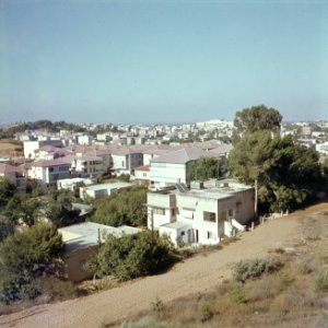 Bnei Brak Gezicht over de stad met in de verte op een heuvel de gebouwen van de, Bestanddeelnr 255-9344