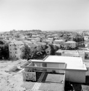 Bnei Brak Gezicht over de stad vanaf een heuvel met op de voorgrond een bungalo, Bestanddeelnr 255-3820