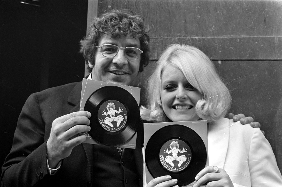 Bob Alberts , fotograaf, gaf eerste plaat uit. Marianne van Wijnkoop (rechts) sp, Bestanddeelnr 921-3354