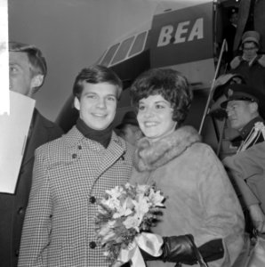Bobby Vee (Amerikaanse zanger) in Nederland voor TV-optreden, Bobby Vee met echt, Bestanddeelnr 916-2488