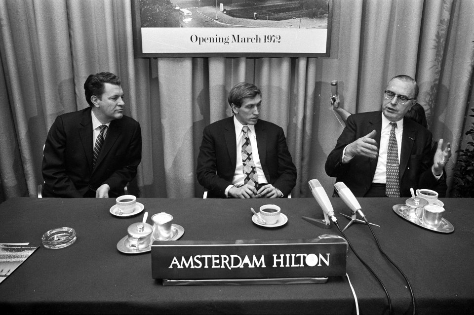 Bobby Fischer (midden) in Hilton Hotel te Amsterdam voor besprekingen met FIDE-v, Bestanddeelnr 925-3513