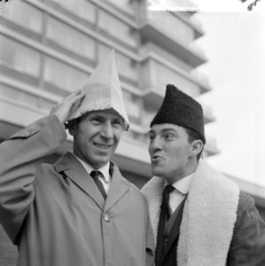 Bobby Charlton en rechts Jimmy Greaves voor het Hiltonhotel te Amsterdam, Bestanddeelnr 917-2183