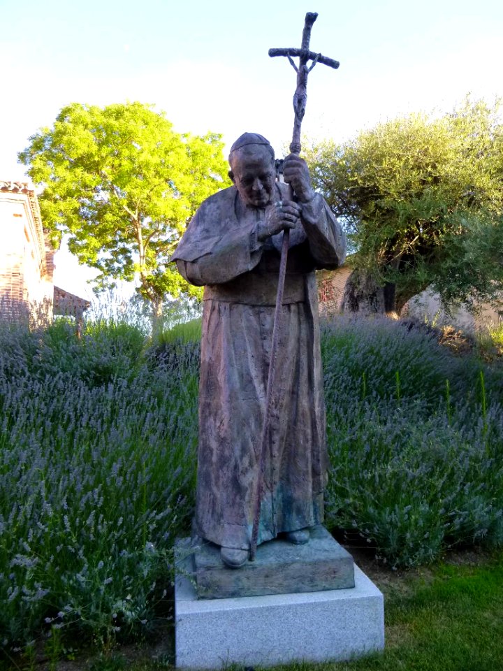 Boadilla del Monte - Estatua de San Juan Pablo II junto a la iglesia de San Cristóbal