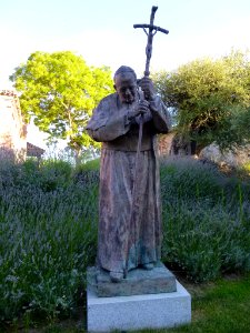 Boadilla del Monte - Estatua de San Juan Pablo II junto a la iglesia de San Cristóbal