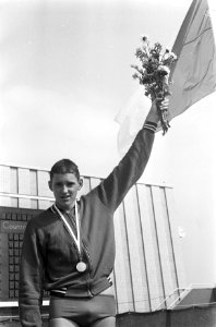 Bob Schoutens verbeterde het Nederlandse record 200m rugslag. Hier bij zijn huld, Bestanddeelnr 920-4526