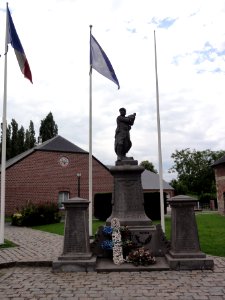 Bousies (Nord, Fr) monument aux morts
