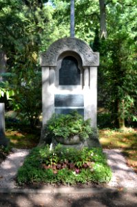Bockenheim, Neuer Friedhof Grab 8 - 13 Zoll