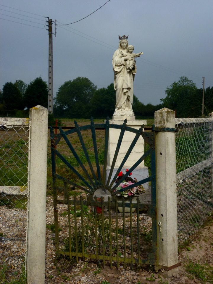 Bournainville-Faverolles (Eure, Fr) statue de la Vierge à Faverolles