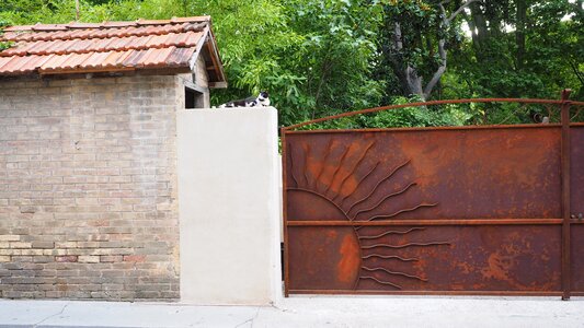 Iron gate cat rest
