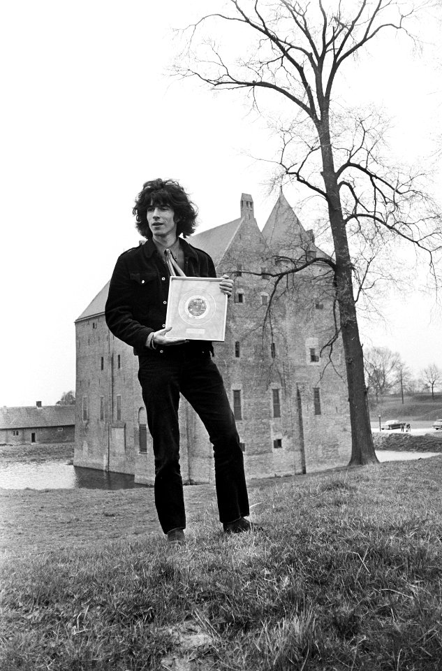 Boudewijn de Groot kreeg gouden plaat voor lied Land van Maas en Waal , hier bij, Bestanddeelnr 920-2483