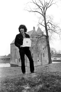 Boudewijn de Groot kreeg gouden plaat voor lied Land van Maas en Waal , hier bij, Bestanddeelnr 920-2483