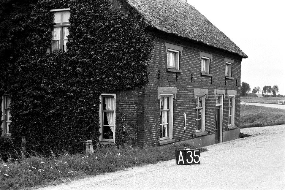 Boerderij bij Alphen (ruilverkaveling Land van Maas en Waal), Bestanddeelnr 170-2266