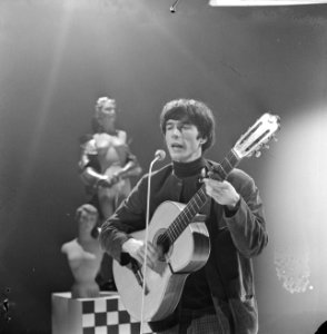 Boudewijn de Groot met show voor TV Boudewijn met gitaar, Bestanddeelnr 918-6949