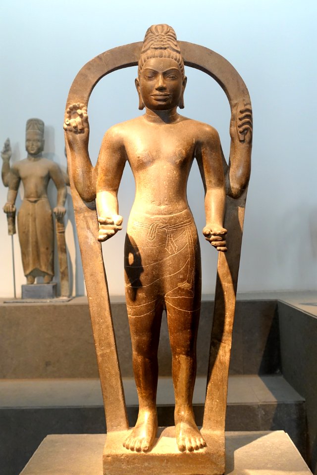 Boddhisattva Lokesvara, Ngai Hoa Thuong, Tra Vinh, 7th-8th century AD, sandstone - Museum of Vietnamese History - Ho Chi Minh City - DDSC06071