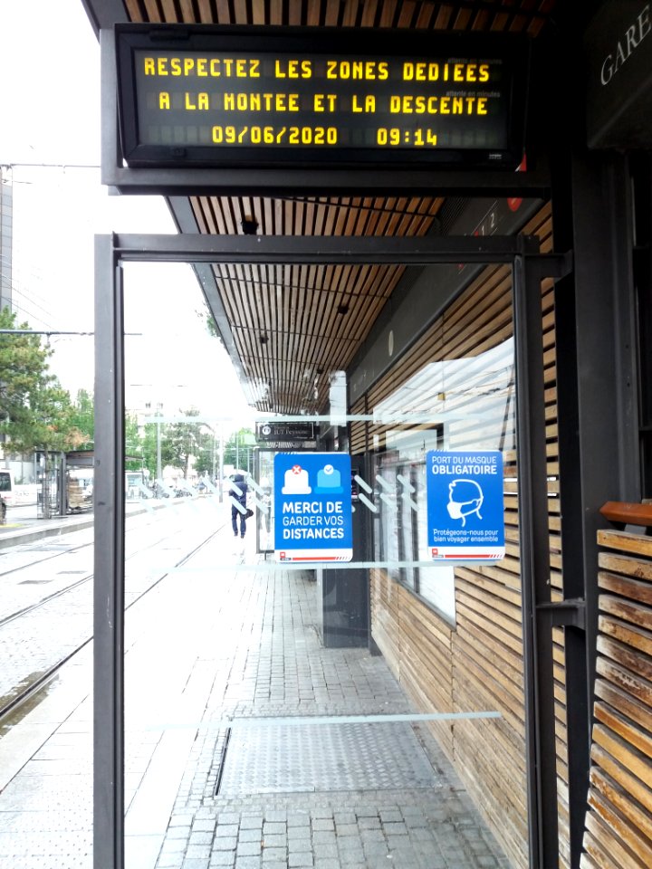 Boulevard Vivier-Merle - Station de tram Gare Part-Dieu - Message Respectez les zones