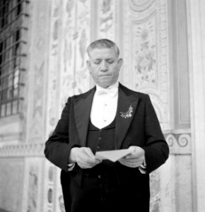 Bode van de Paus in dagelijks tenue met een envelop in zijn hand, Bestanddeelnr 191-1282