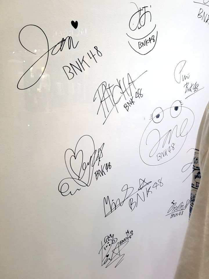 BNK48 Fish Tank, Bangkok, 2018-04-05 (001)