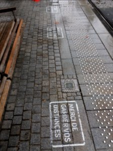 Boulevard Vivier-Merle - Station de tram Gare Part-Dieu - Inscription gardez vos distances