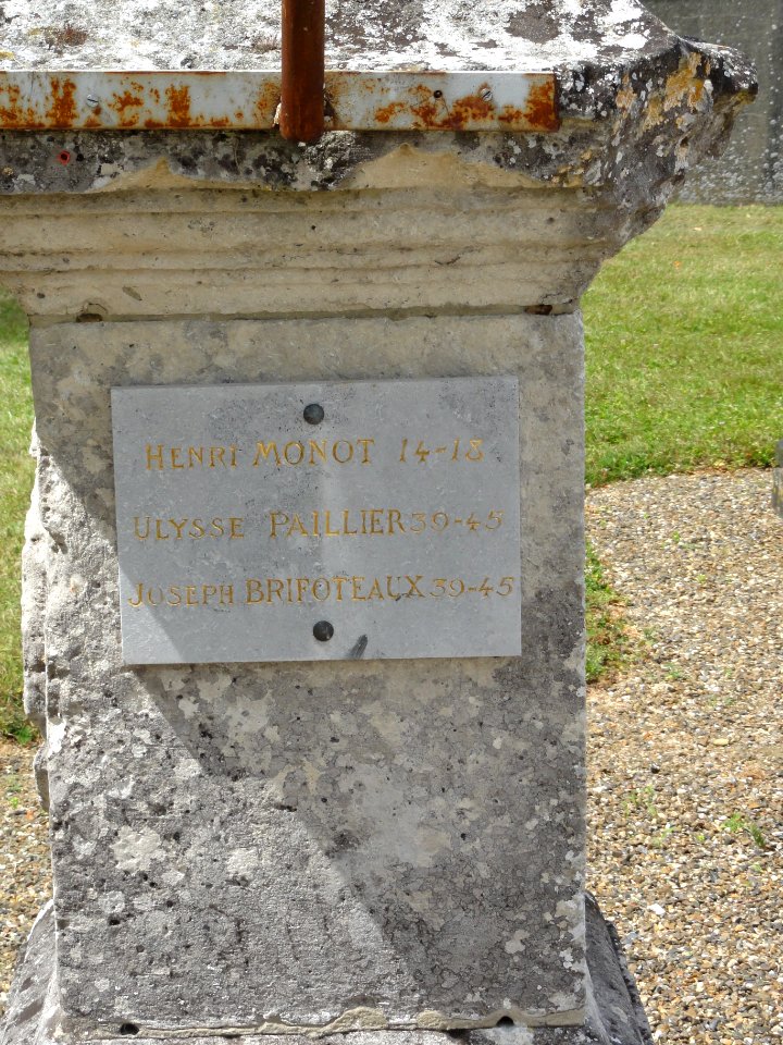 Bourguignon-sous-Coucy (Aisne) plaques soldats sur la croix du mietière