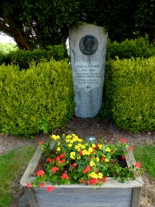 Bournainville-Faverolles (Eure, Fr) monument chanoine A.Porée