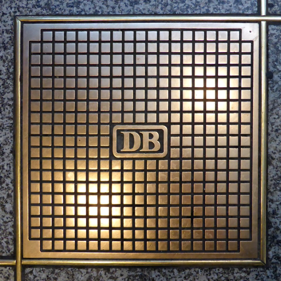 Bodenplatte im Münchner Hauptbahnhof, 1