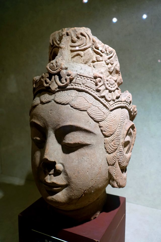 Bodhisattva head, China, unearthed from Qionglai City, Sichuan, Tang dynasty, 618-907 AD, stone - Sichuan University Museum - Chengdu, China - DSC06300